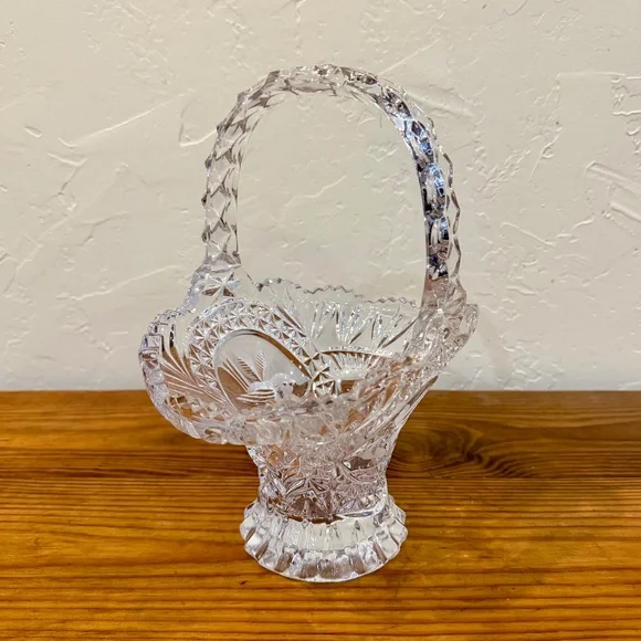 Hofbauer Byrdes Collection Crystal 11” Deep Basket with Bird Medallion - Picture 7 of 10